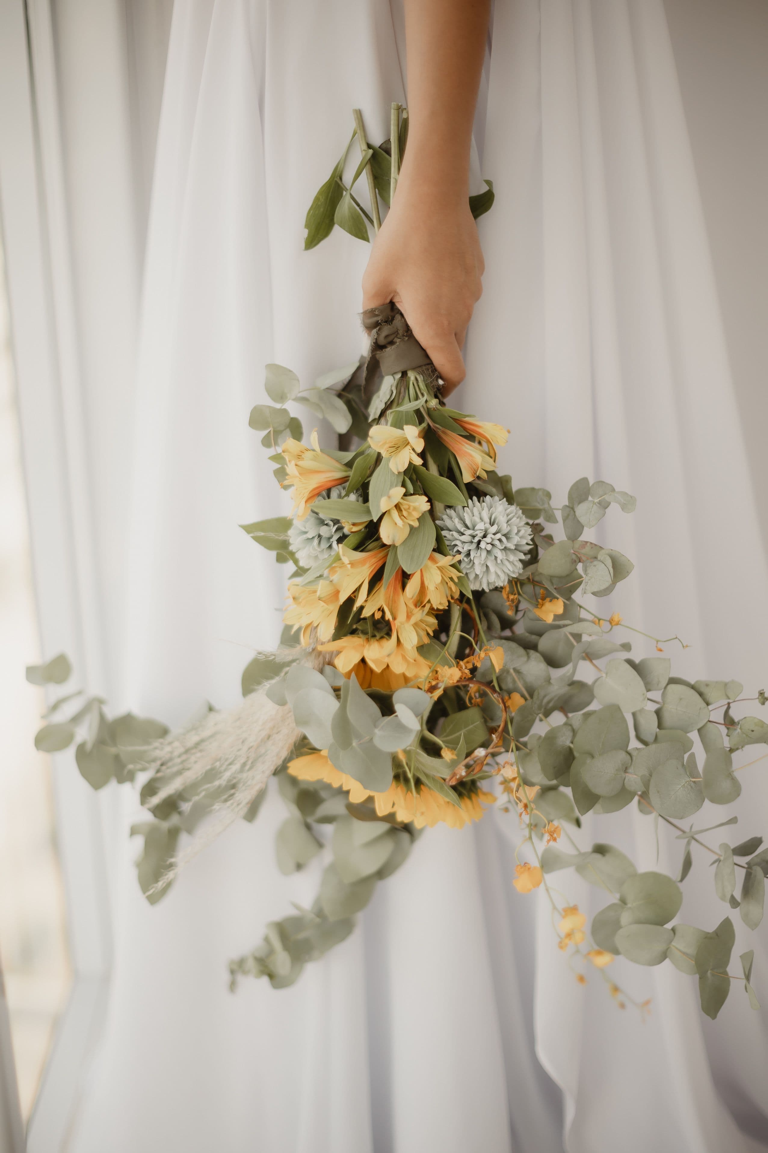Bouquet frais, prêt à être préparé pour l’envoi